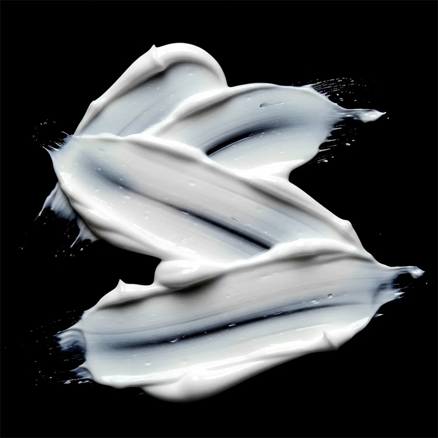 Imagem de um produto de beleza com textura cremosa e brilhante, em tons de branco e preto, sugerindo um ambiente sofisticado e elegante para aplicação do produto.