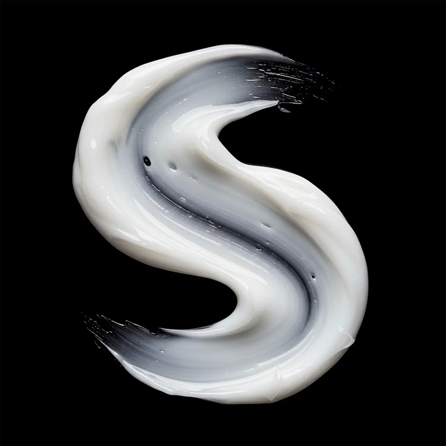 A textura do produto apresenta uma aparência cremosa e sedosa, com tonalidades de branco e cinza que se fundem em um movimento fluido e sinuoso, criando uma impressão de suavidade e leveza.