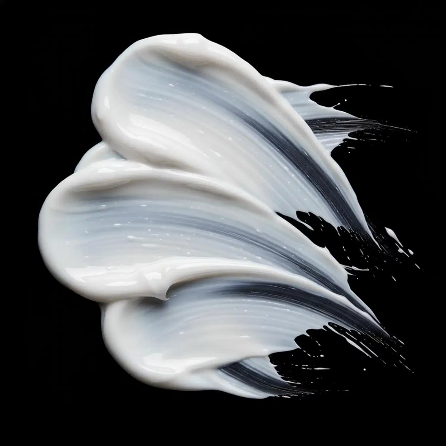 A imagem mostra uma textura suave e fluida de um produto cosmético branco e preto, com movimentos e formas orgânicas.