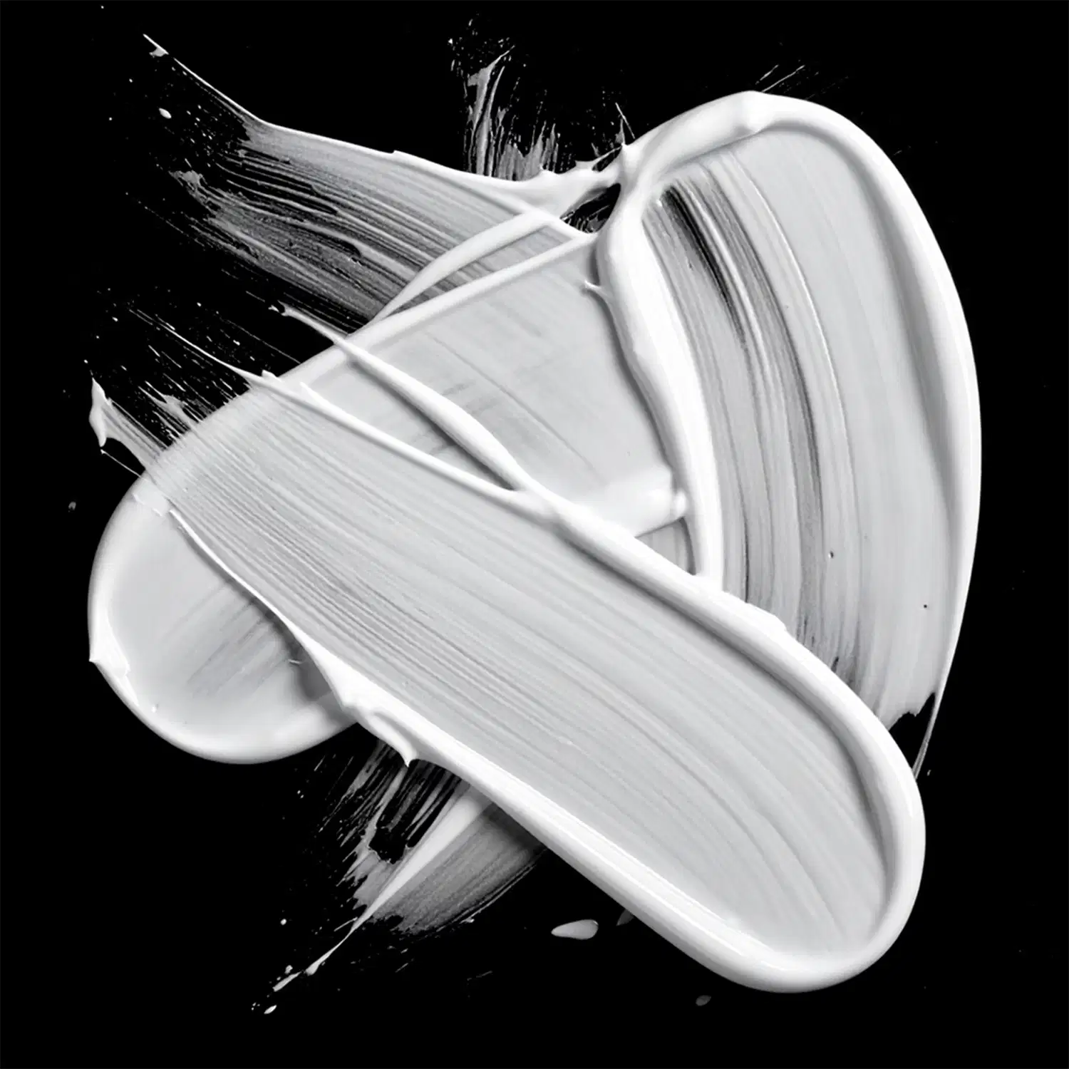 A imagem mostra uma textura cremosa e brilhante de um produto de beleza, com tons de branco e preto contrastantes. A consistência parece ser suave e sedosa, com linhas e ondulações que sugerem uma aplicação fluida e uniforme.
