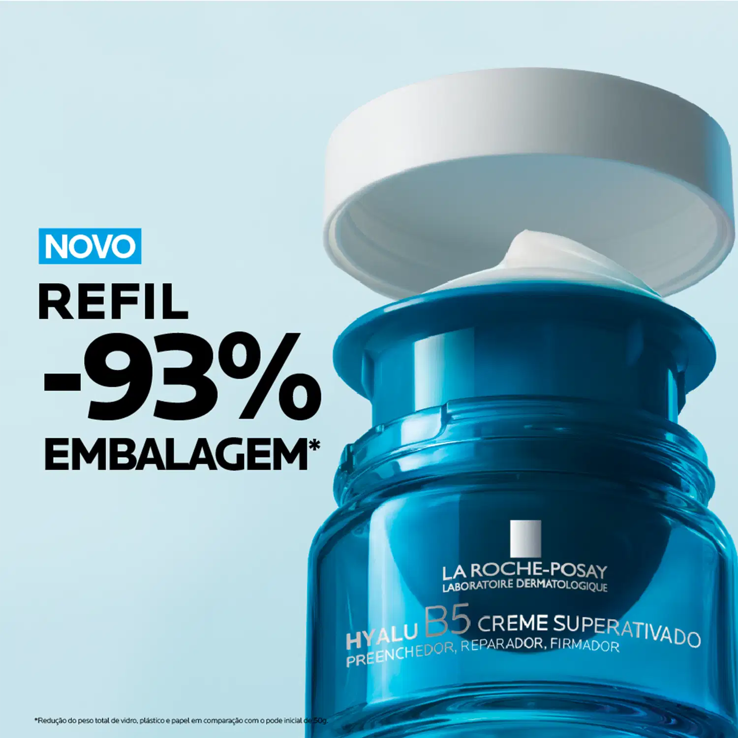 Embalagem de creme hidratante da marca La Roche-Posay, com destaque para a redução de 93% no uso de embalagem. Fundo azul claro e produto em tom azul escuro, transmitindo uma imagem de produto de cuidados com a pele.