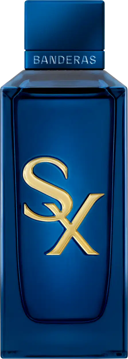 Frasco de item de perfumaria azul escuro com logotipo dourado "SX" em destaque. Embalagem retangular com texto "BANDERAS" na parte superior. Objeto com design elegante e sofisticado em tons predominantemente azuis.