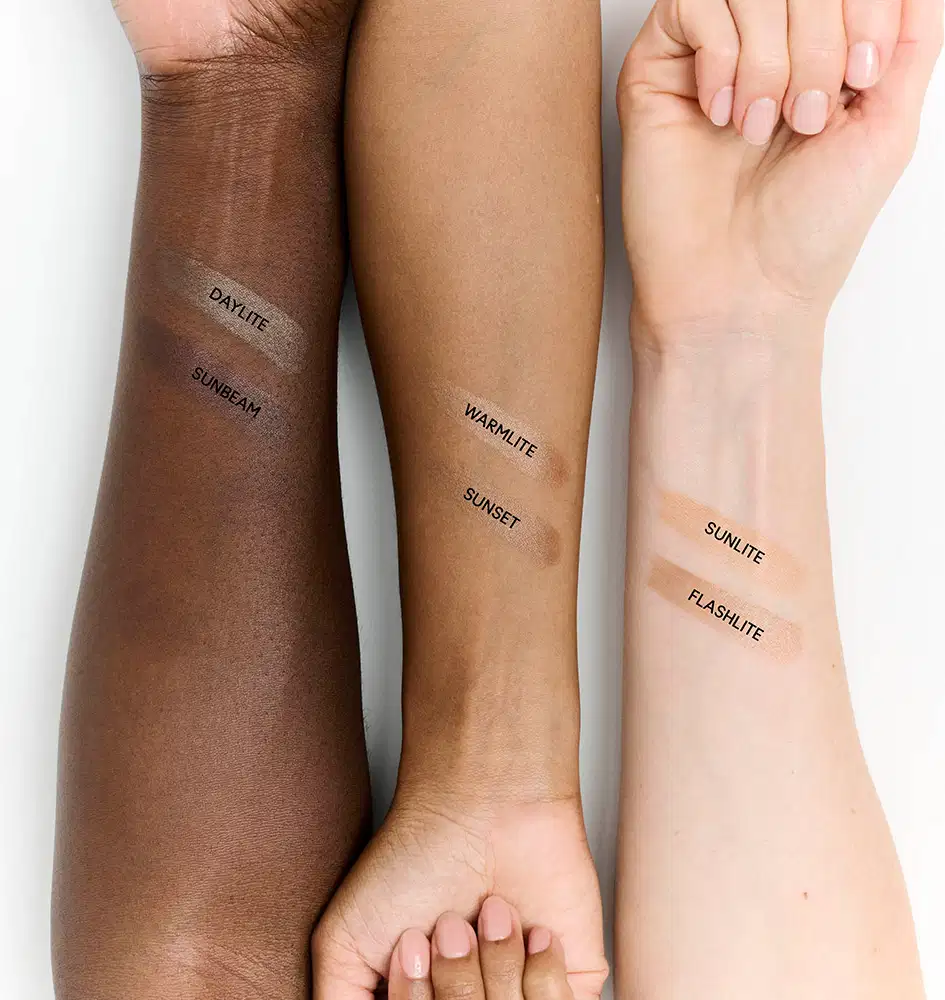 A imagem destaca amostra das cores do M·A·C Strobe Bronzer em diferentes tons de pele: Sunbeam, Warmlite, Sunset e Flashlite. 