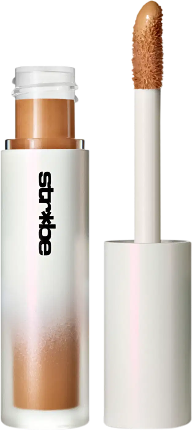 Frasco do bronzer líquido M·A·C Strobe Bronze, de cor branca e laranja com aplicador. O rótulo exibe o texto "Strobe" em preto.
