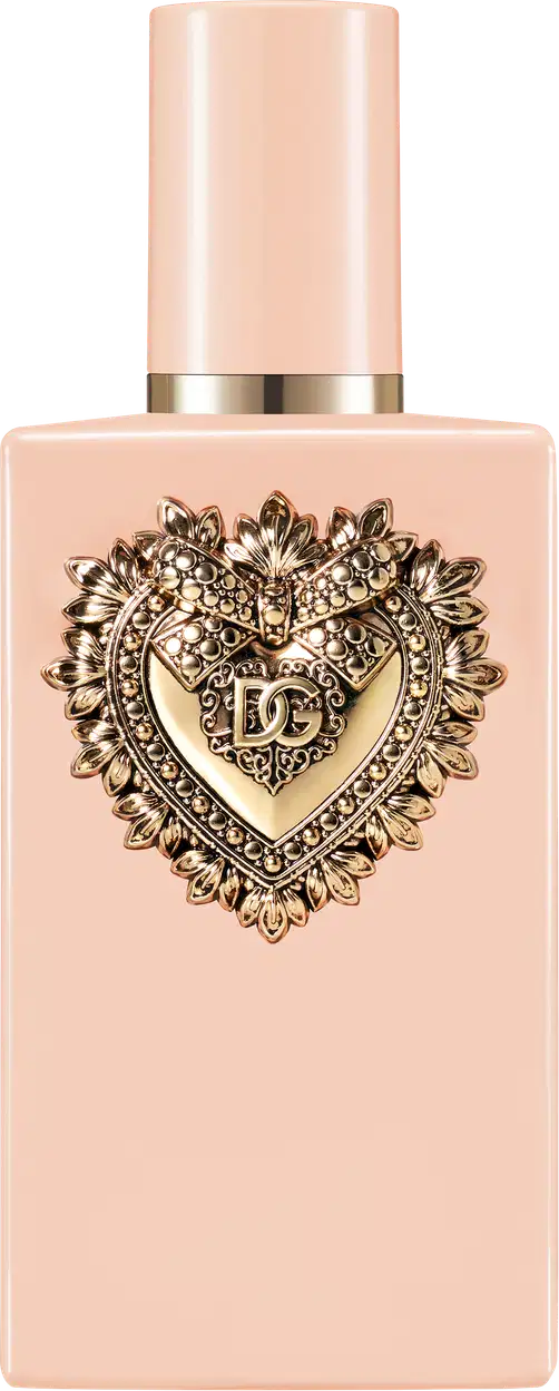 Frasco de item de perfumaria com tampa dourada em formato de coração ornamentado. Embalagem rosa clara com detalhes dourados. 