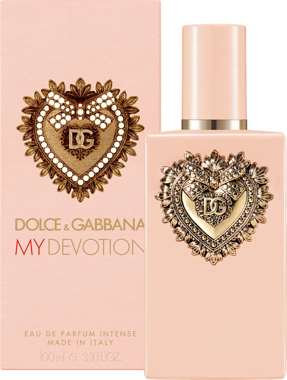 Caixa e Frasco de item de perfumaria com tampa dourada em formato de coração ornamentado. Embalagem rosa clara com detalhes dourados. 