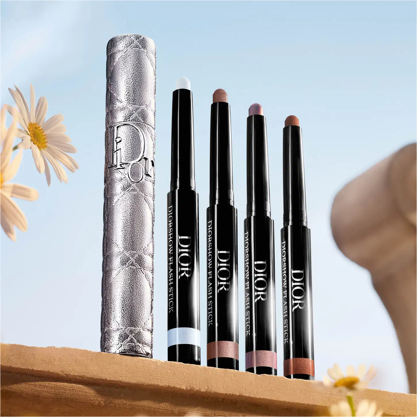 Produtos para olhos, como máscara e sombras, da marca Dior