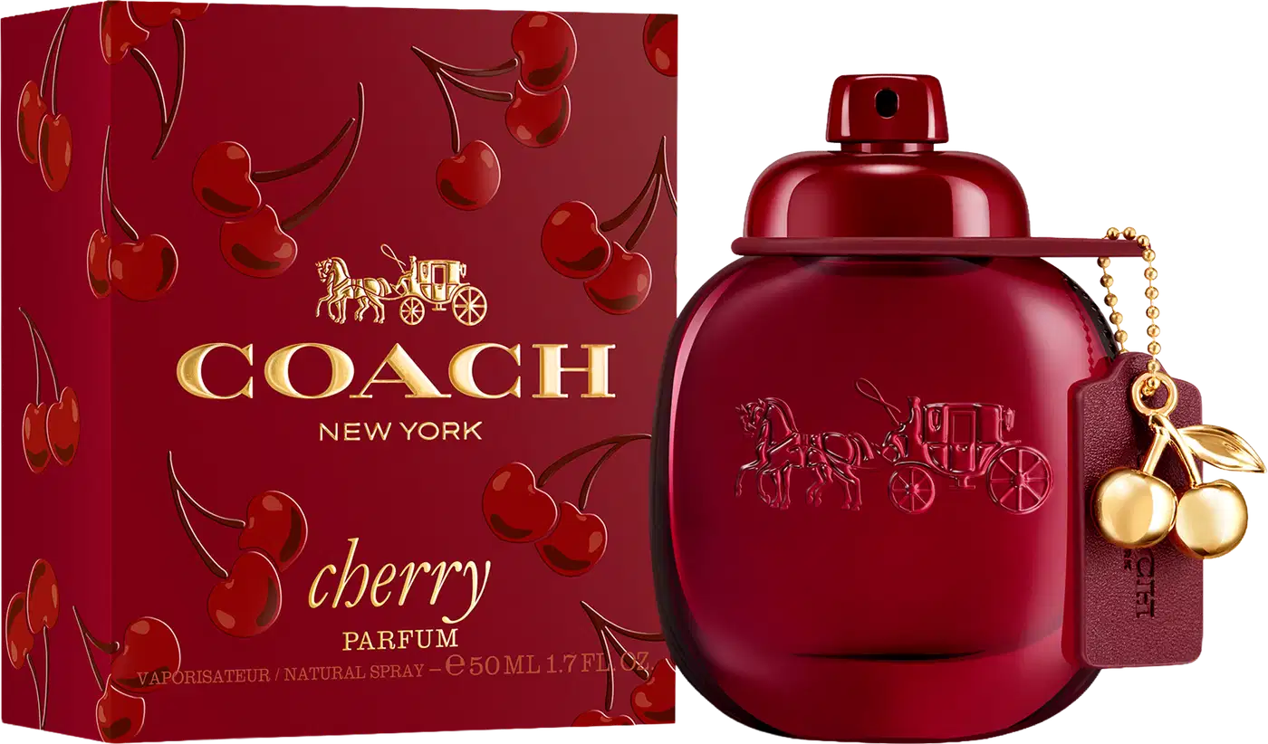 Frasco de perfume Coach Cherry em embalagem vermelha com desenhos de cereja, com logotipo da marca em dourado. Produto de 50 ml, com pingente dourado em formato de cereja.