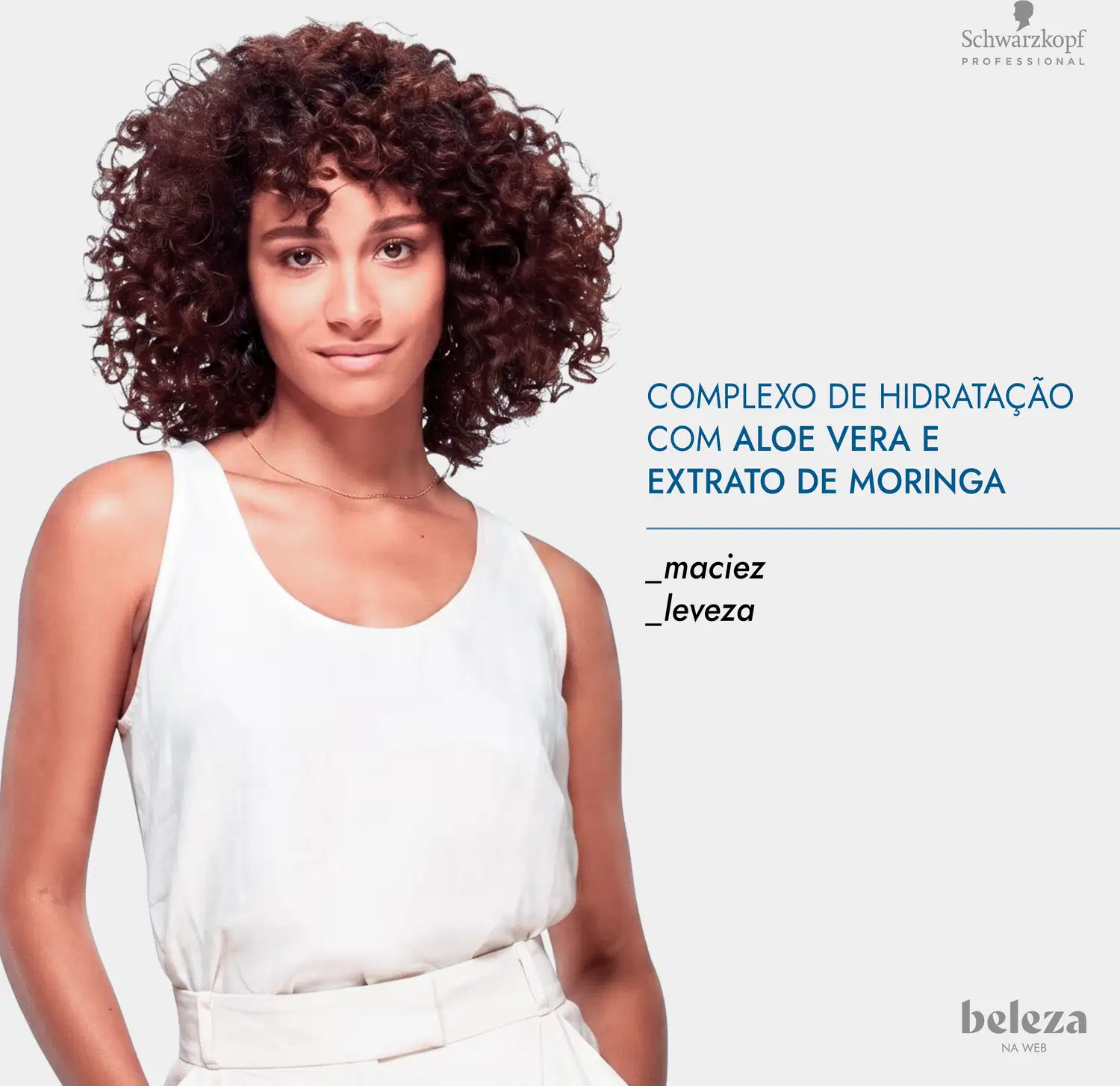 Mulher com cabelos cacheados, com complexo de hidratação com aloe vera e extrato de moringa da marca Schwarzkopf Professional.