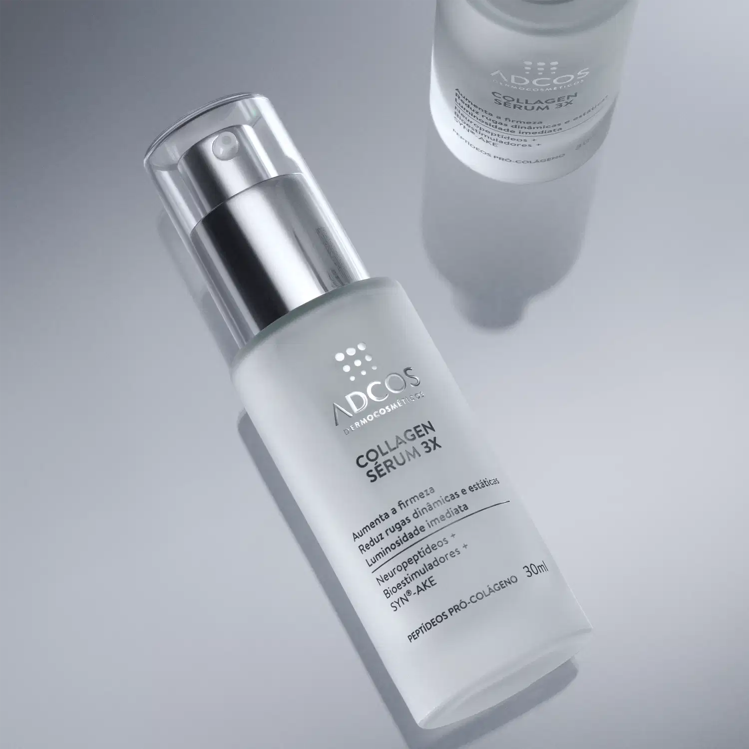 Frasco de sérum de colágeno 3X da marca Adcos, com embalagem branca e prata, contendo 30ml do produto. O rótulo destaca os benefícios, como aumento da firmeza, redução de rugas e luminosidade imediata.