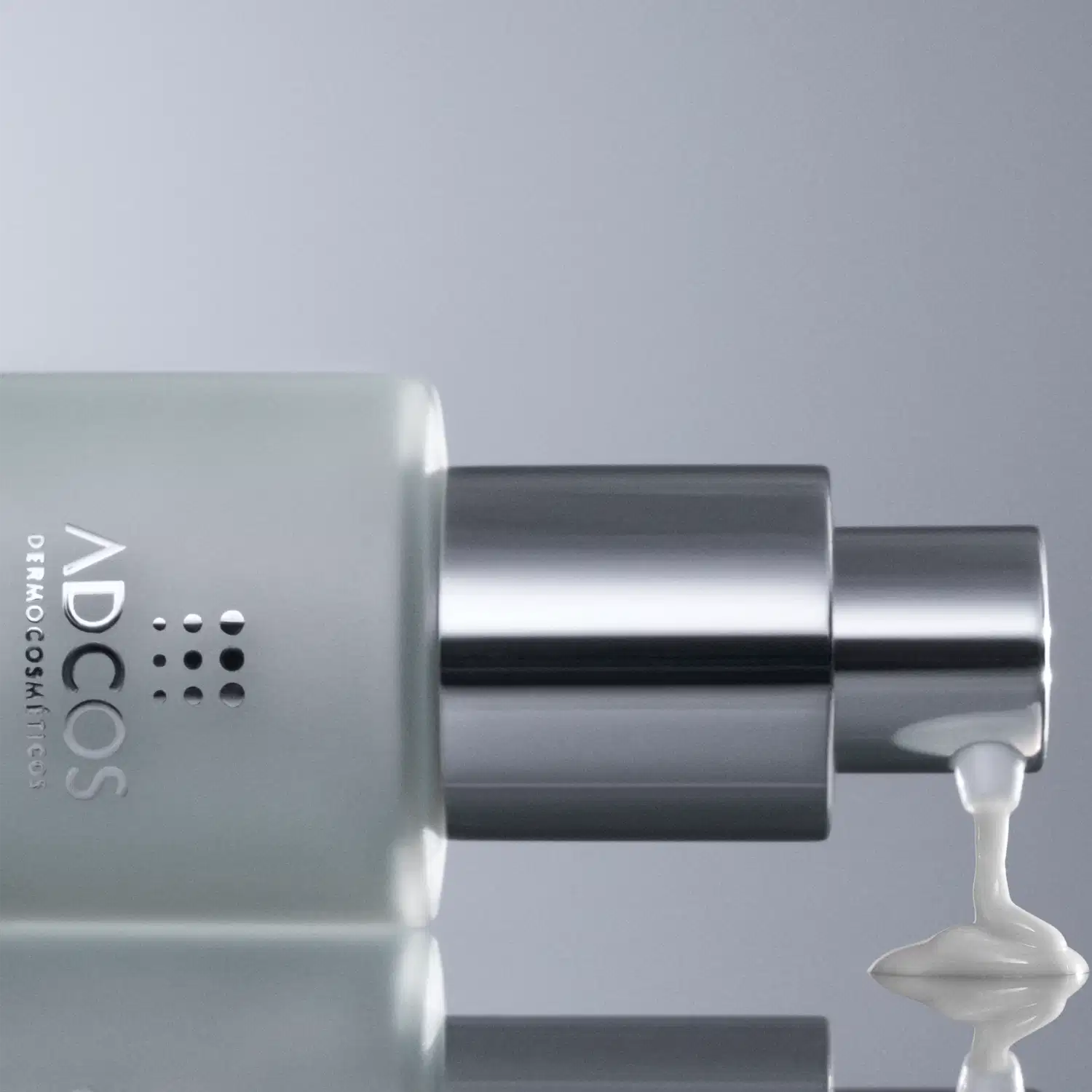 Frasco de sérum de colágeno 3X da marca Adcos, com embalagem branca e prata, contendo 30ml do produto. O rótulo destaca os benefícios, como aumento da firmeza, redução de rugas e luminosidade imediata.