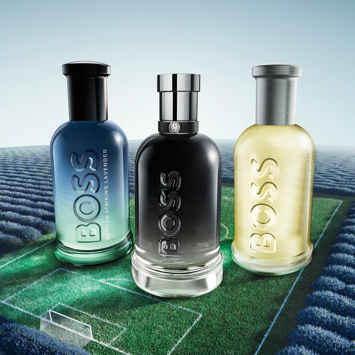 O primeiro é um frasco azul, segundo é um frasco preto e o terceiro é um frasco amarelo, ambos com o texto "Boss". Todos os itens estão dispostos sobre um campo de grama sintética com linhas brancas, sugerindo um campo de futebol.