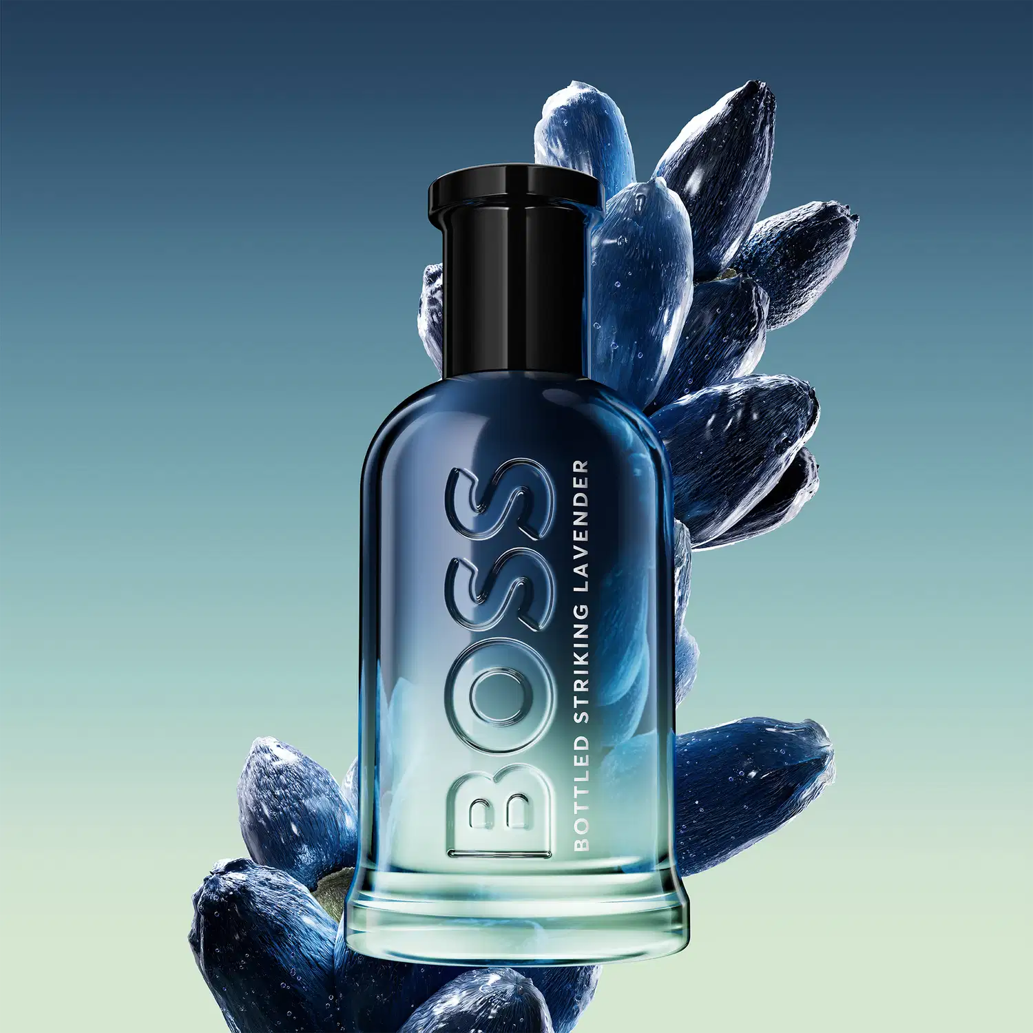Recipiente do perfume em destaque, rodeado por botões de flores azuis e brancos em fundo degradê azul e verde. Ambiente sugere sofisticação e elegância.