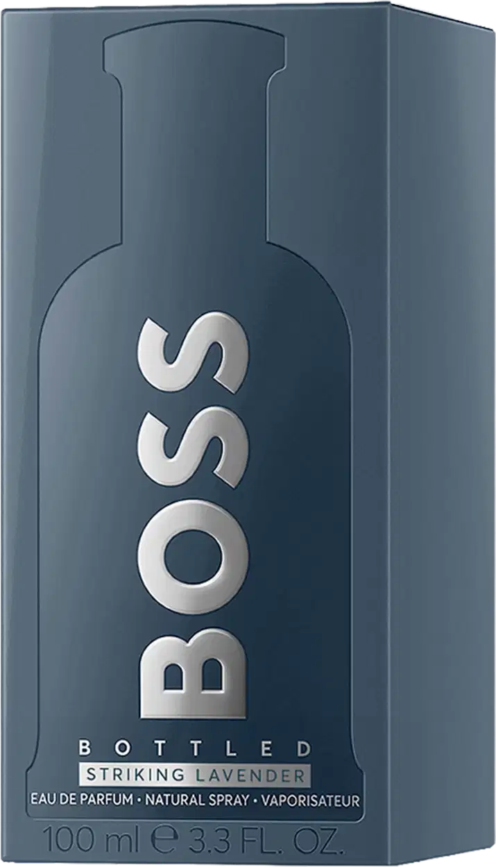 Caixa retangular azul-acinzentada com rótulo branco exibindo o texto "BOSS Bottled Striking Lavender". O item de perfumaria possui uma forma de garrafa com tampa e contém 100 ml de produto.