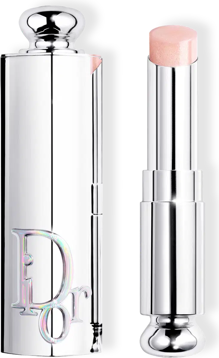 Batom em embalagem prateada com logotipo da marca Dior marcada na tampa.