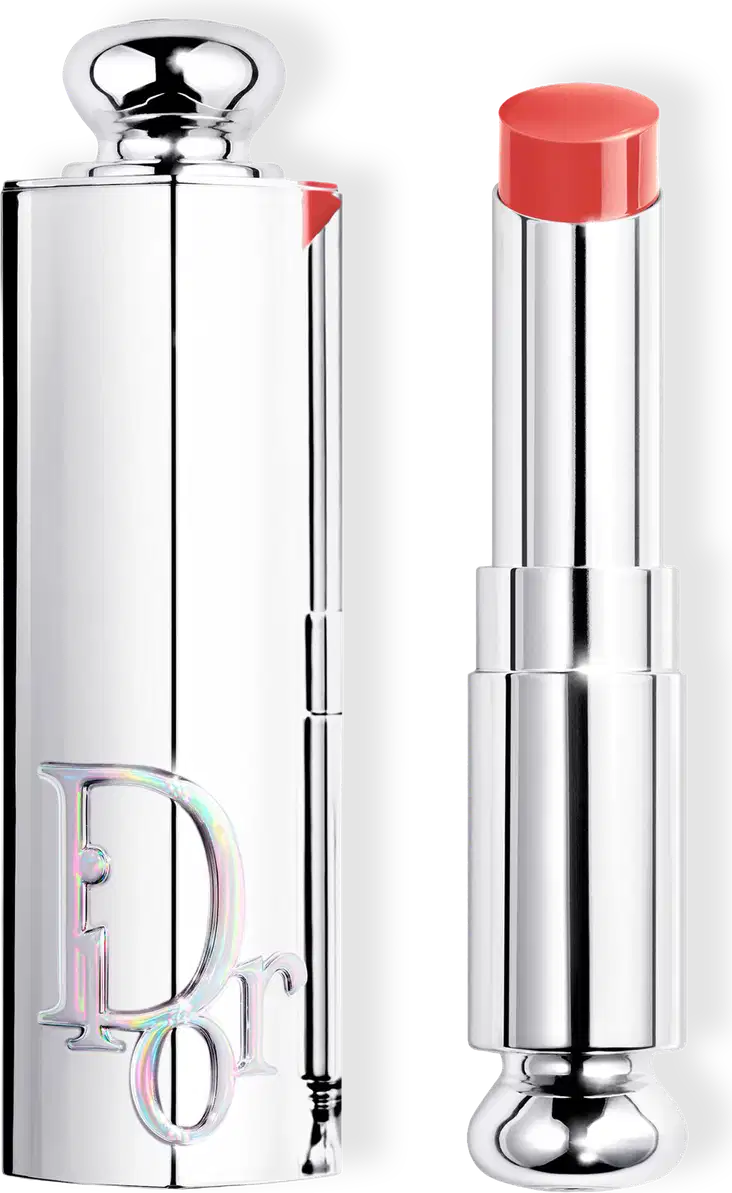 Batom em embalagem prateada com logotipo da marca Dior marcada na tampa.