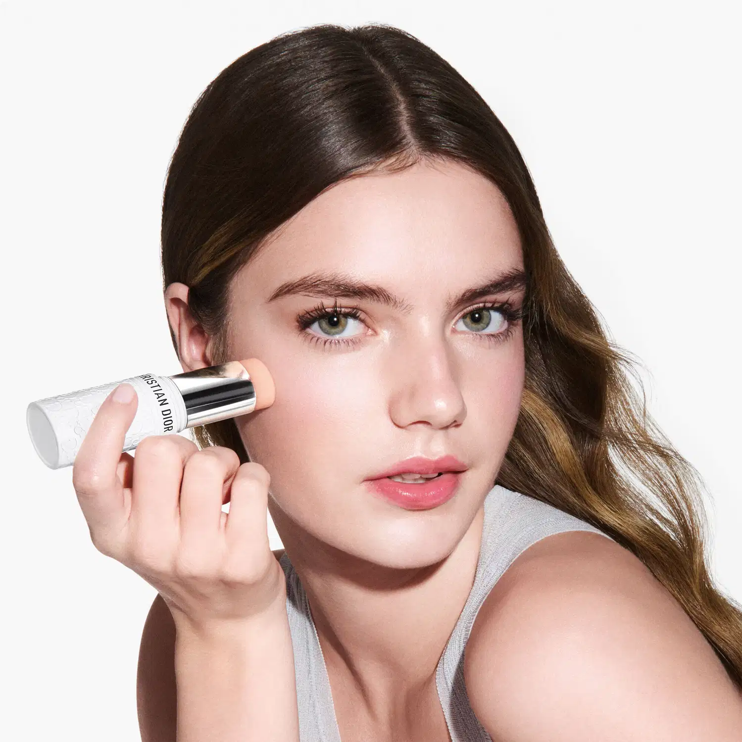 Modelo aplicando o Protetor Solar Facial em Bastão 