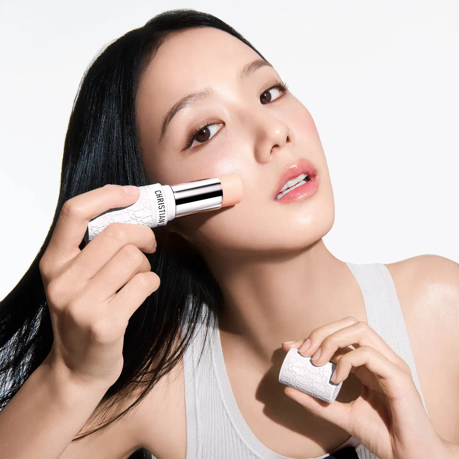 Modelo aplicando o Protetor Solar Facial em Bastão 
