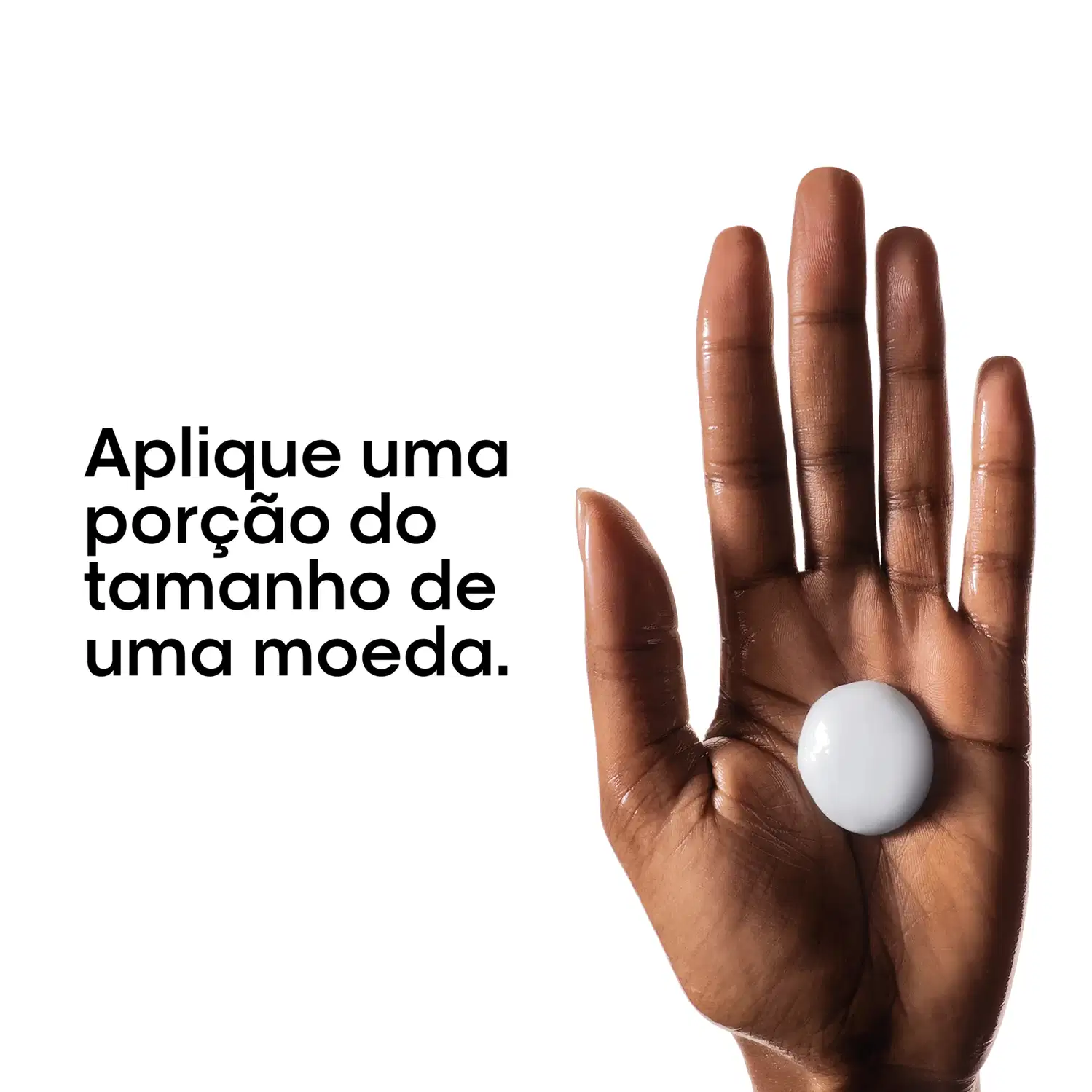 Mão o produto com texto "Aplique uma porção do tamanho de uma moeda".
