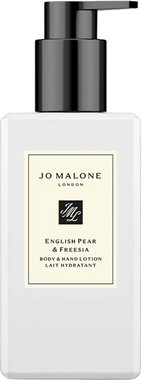 Frasco branco com bomba preta da linha Jo Malone London, contendo loção corporal e para as mãos com fragrância English Pear & Freesia, conforme indicado no rótulo.