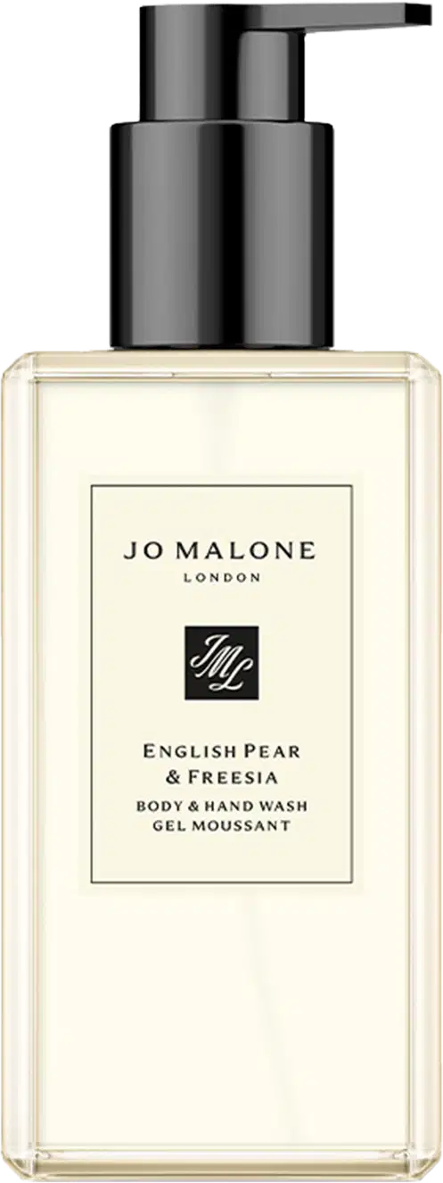 Frasco transparente com bomba preta da marca Jo Malone London, contendo o produto "English Pear & Freesia Body & Hand Wash Gel Moussant". Rótulo branco com texto preto em estilo elegante.
