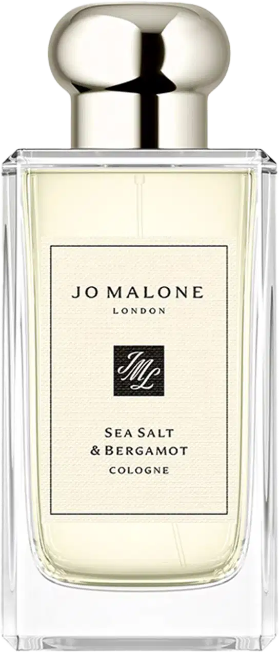 Frasco de perfume da marca Jo Malone London, com design elegante e minimalista em vidro transparente. Rótulo com o nome do produto "Sea Salt & Bergamot Cologne" em letras pretas.