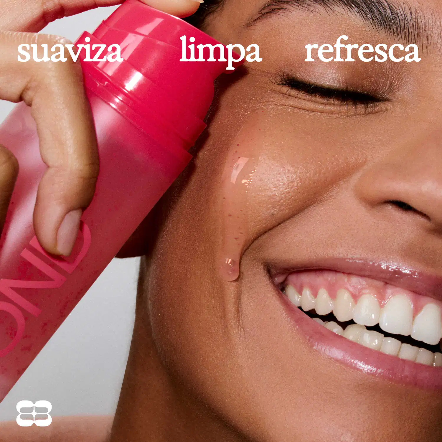 Embalagem rosa com os dizeres "suaviza limpa refresca" em destaque, provavelmente um item de perfumaria da marca Bond Rio.