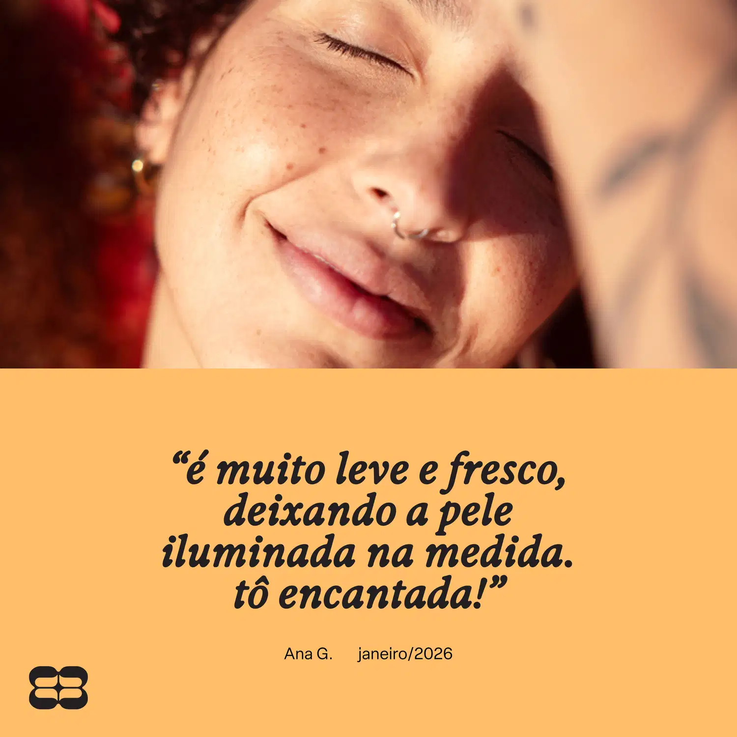 Rosto com pele iluminada e expressão serena, em ambiente aconchegante e acolhedor.