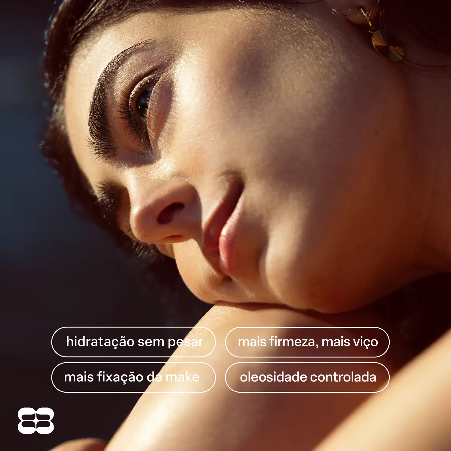 Embalagem de item de perfumaria com texto "hidratação sem pesar", "mais firmeza, mais viço", "mais fixação da make" e "oleosidade controlada", com marca Bond Rio visível.