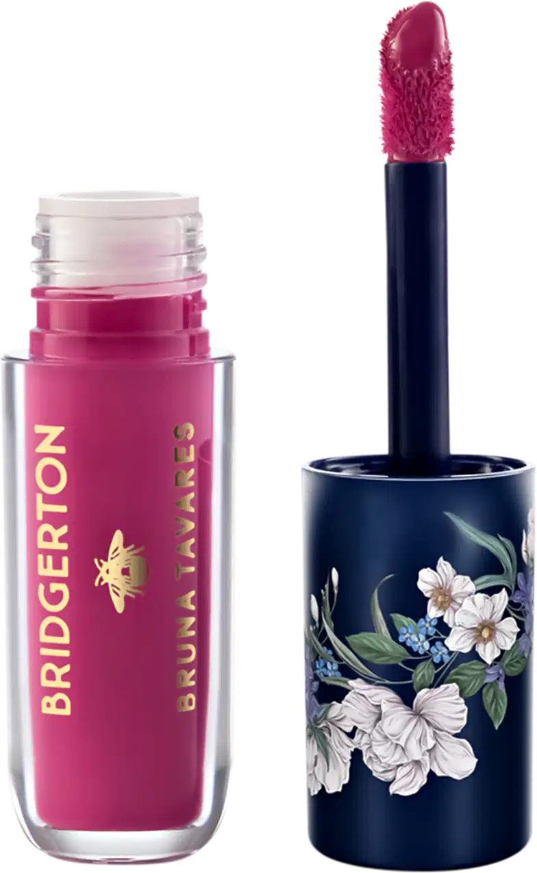 Embalagem rosa de item de maquiagem da marca Bruna Tavares com aplicador de textura aveludada em tom de rosa vibrante.