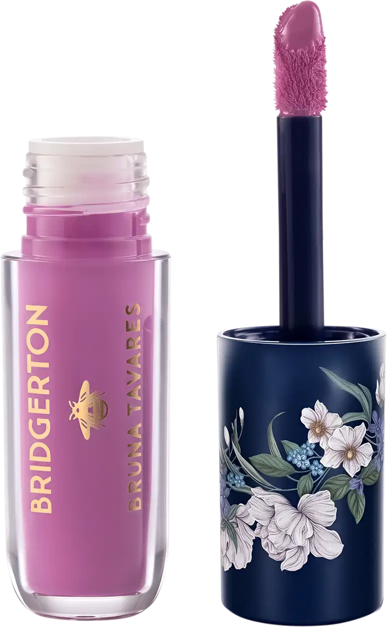 Embalagem rosa com texto "Bridgerton" e "Bruna Tavares" em letras douradas; item de maquiagem com aplicador.