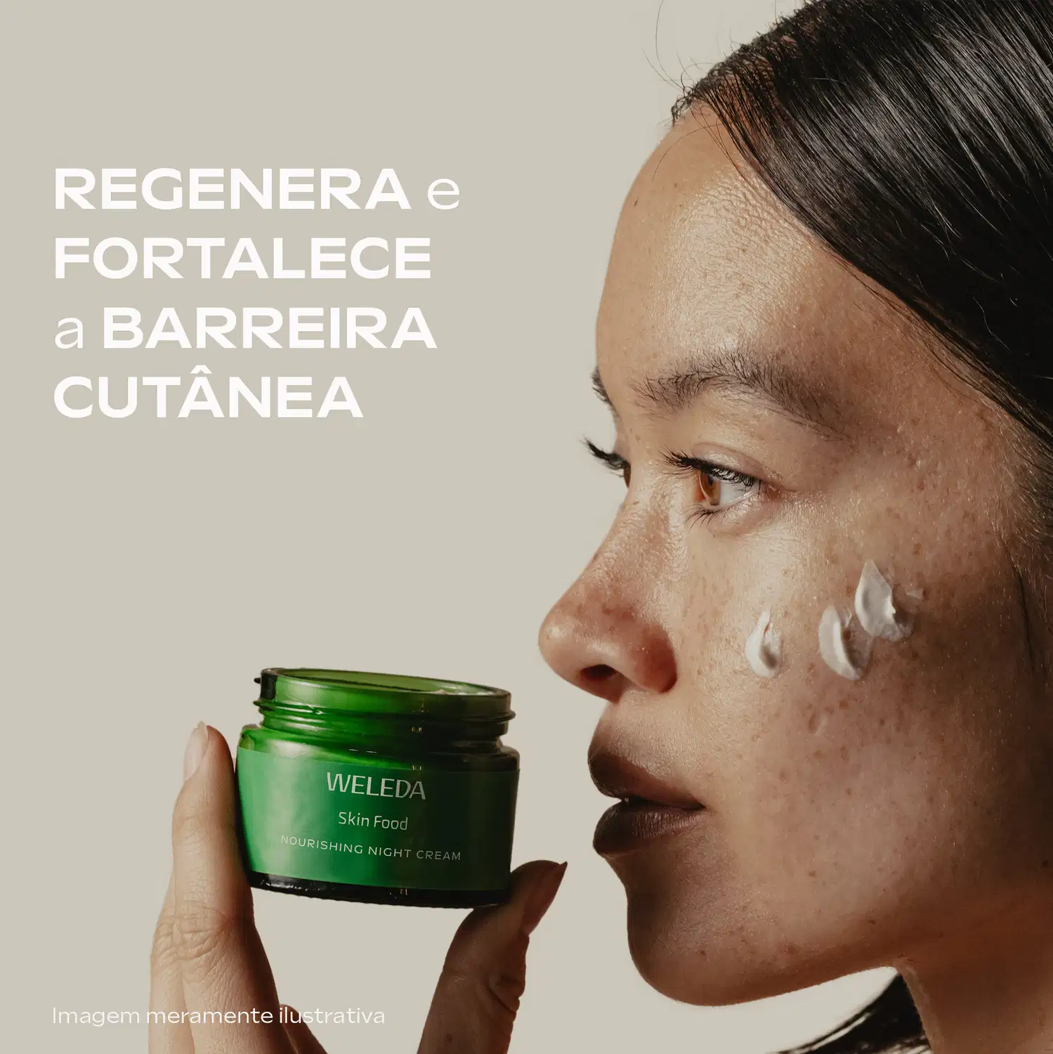 Mulher segurando a embalagem de creme facial Weleda Skin Food Dia, com o texto: regenera e fortalece a barreira cutânea.