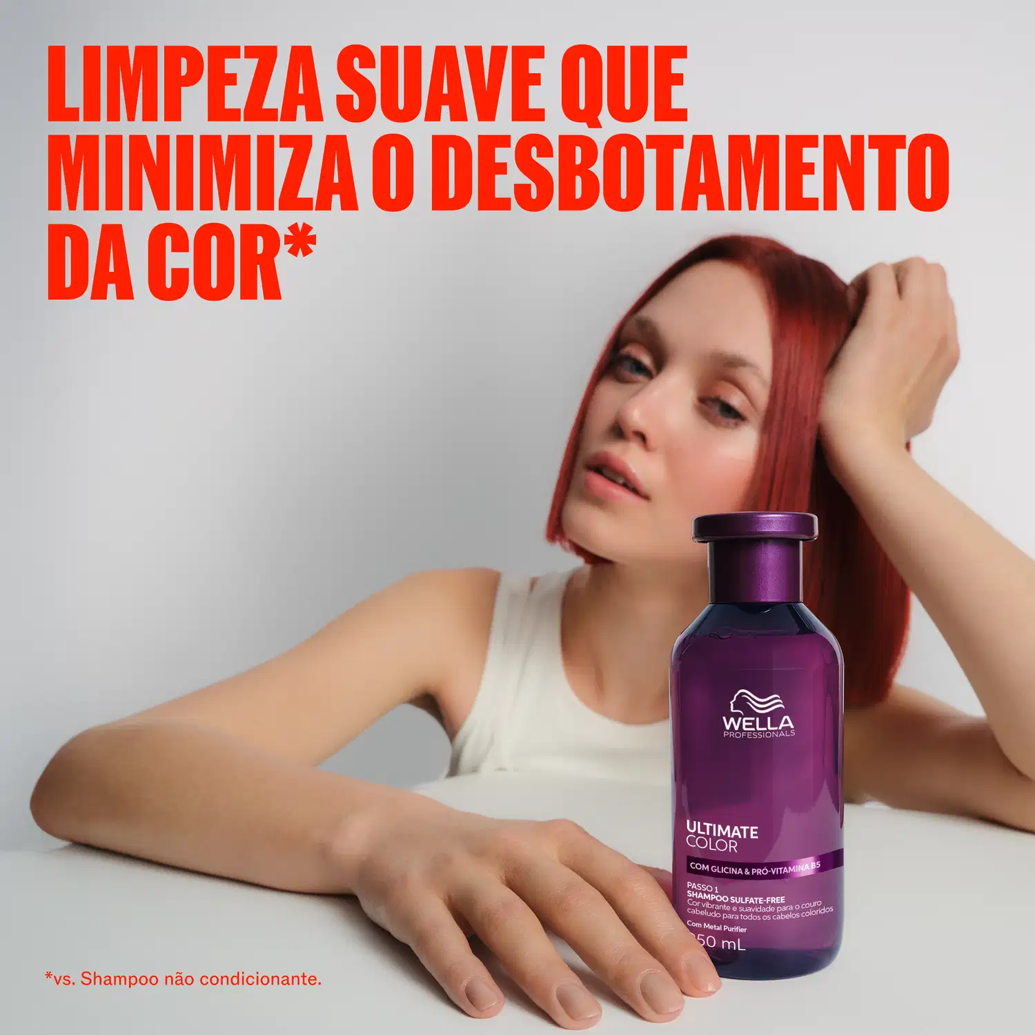 A imagem mostra frasco do shampoo Ultimate Color em primeiro plano e uma mulher com cabelos vermelhos em segundo plano. Texto na imagem: Limpeza suave que minimiza o desbotamento da cor