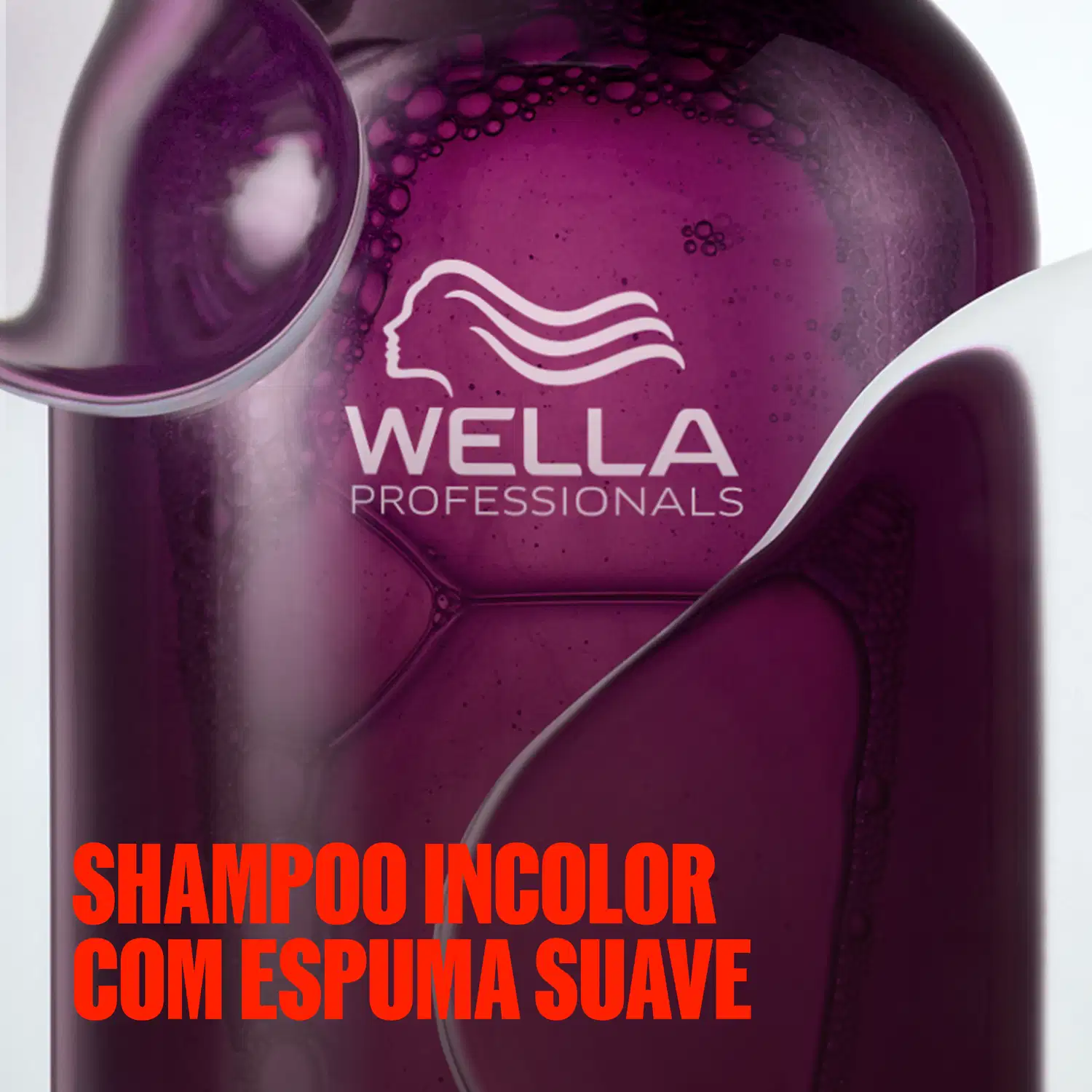 O shampoo Wella Professionals apresenta uma textura líquida de cor roxa intensa, com espuma suave e cremosa. Texto na imagem: shampoo incolor com espuma suave.
