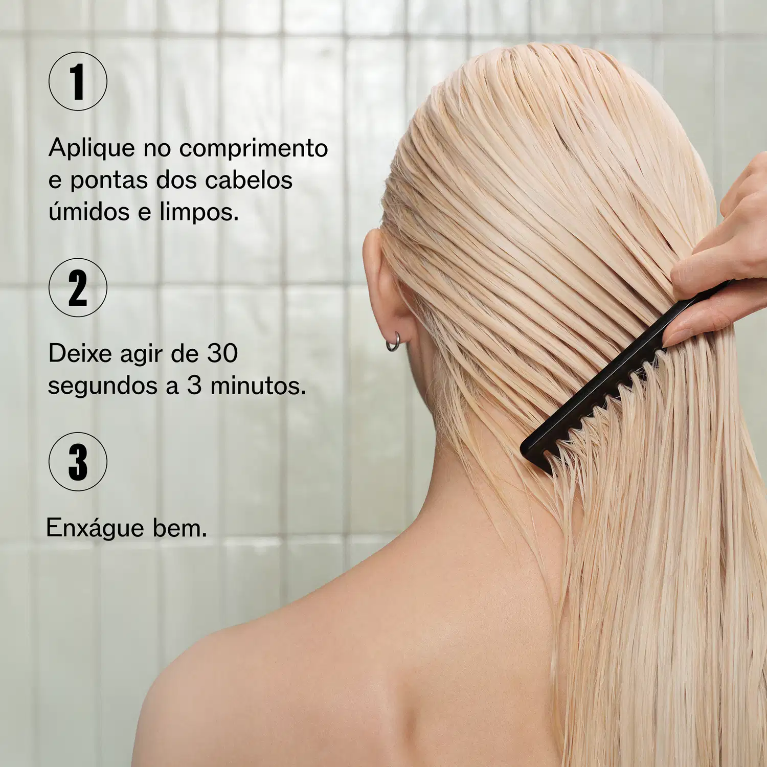A imagem mostra uma modelo loira com cabelos úmidos, penteado os fios.  Ao lado texto sobre o modo de uso: Aplique no comprimento e pontas dos cabelos úmidos e limpos. Deixe agir de 30 segundos a 3 minutos. Enxágue bem.