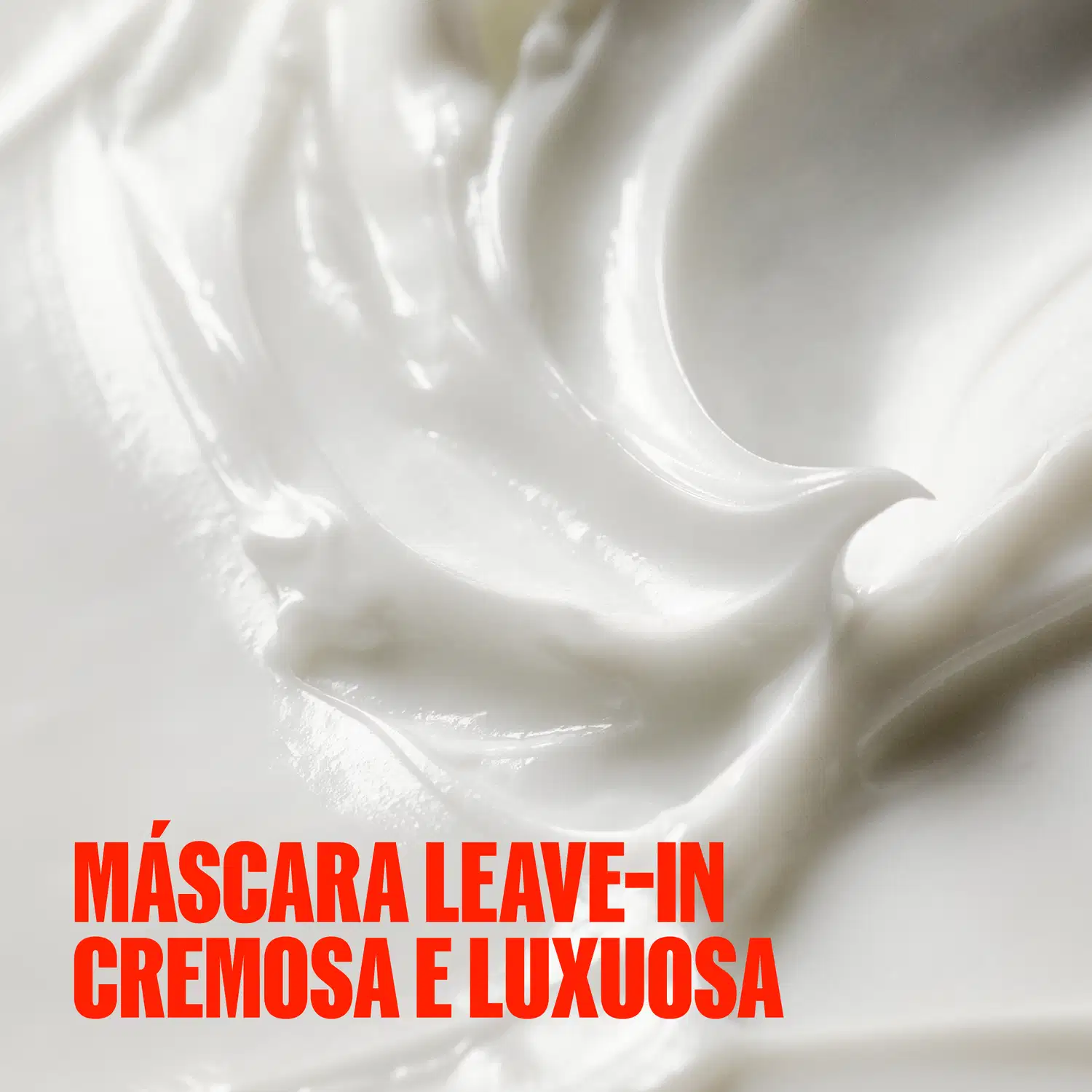 A textura do produto de beleza Wella Professionals é suave, cremosa e luxuosa, com um brilho sutil e uma aparência sedosa. A consistência é densa e aveludada, transmitindo uma sensação de maciez e hidratação.