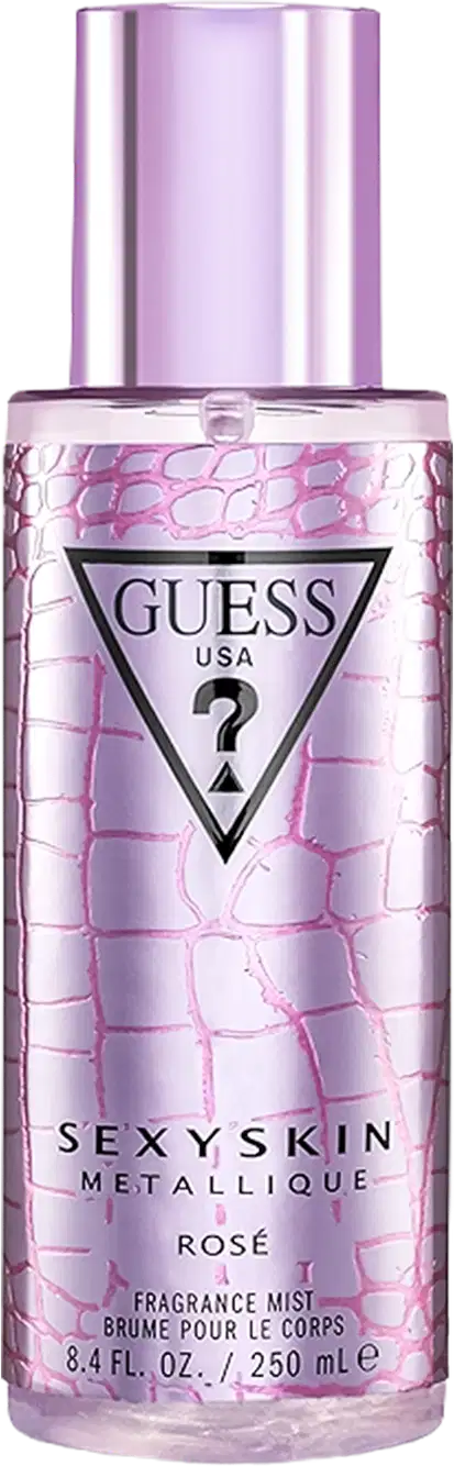 Frasco de perfume Guess Sexy Skin Metallique Rose, com embalagem rosa com textura de couro, rótulo triangular preto com logotipo Guess, contendo 250 ml de bruma perfumada.