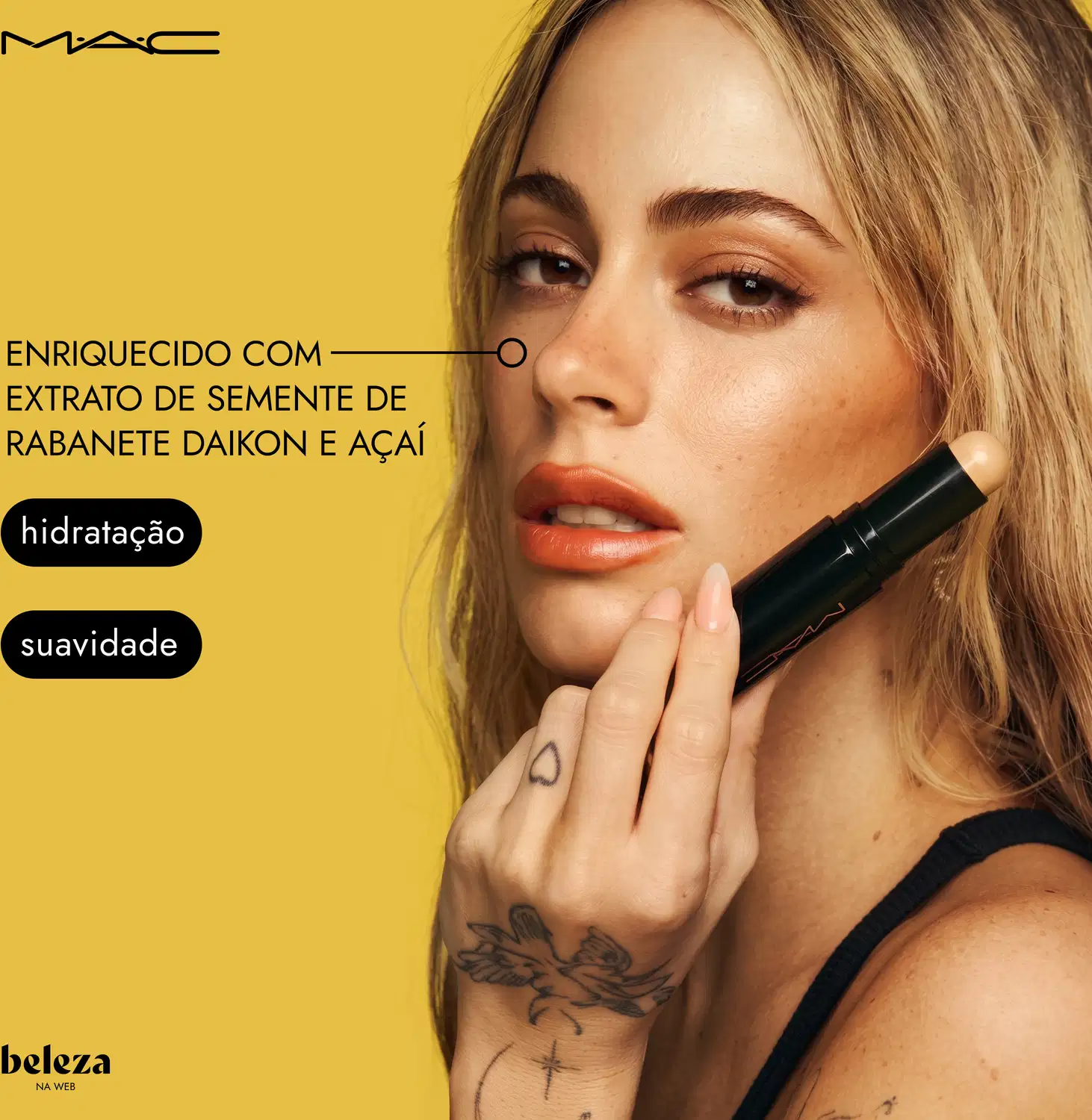 Mulher aplicando batom MAC com embalagem preta, fundo amarelo, texto visível: enriquecido com extrato de semente de rabanete daikon e açaí, hidratação, suavidade.