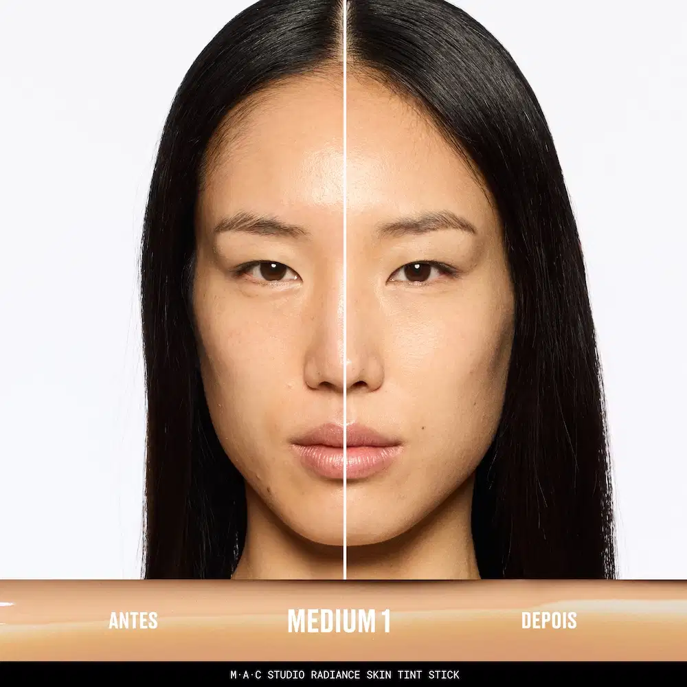 Comparação antes e depois do M·A·C Studio Radiance Skin Tint Stick Medium 1, com aplicação em metade do rosto sobre superfície bege clara.