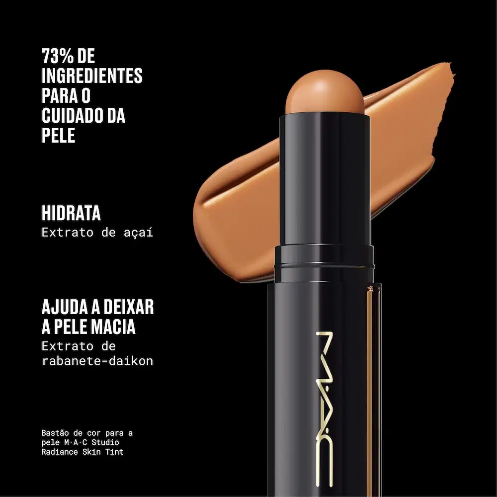 Bastão de cor M·A·C Studio Radiance Skin Tint com 73% ingredientes para cuidado da pele, hidrata com extrato de açaí e deixa pele macia com extrato de rabanete-daikon, embalagem preta com aplicador dourado.