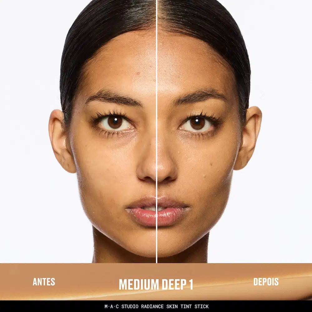 Comparação antes e depois do M·A·C Studio Radiance Skin Tint Stick tom Medium Deep 1, mostrando aplicação em rosto com pele bronzeada, com bastão do produto em tom dourado exibido na base.