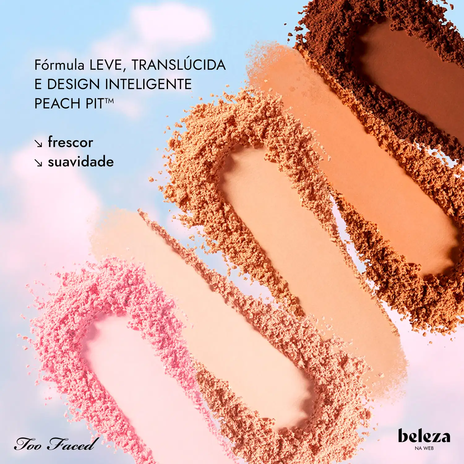 Amostras de pó em tons rosa, bege e castanho aplicadas sobre fundo de céu azul. Texto em preto: "Fórmula LEVE, TRANSLÚCIDA E DESIGN INTELIGENTE PEACH PIT™", seguido de "frescor" e "suavidade". Inclui os logotipos da Too Faced e da Beleza na Web nos cantos
