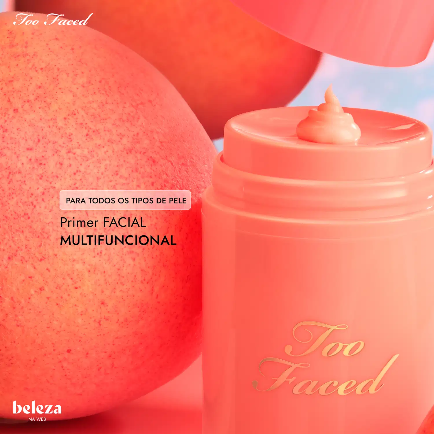 Sobre fundo rosa com pêssegos, embalagem tubular de primer da Too Faced com gota do produto no topo. Traz os textos: "PARA TODOS OS TIPOS DE PELE" e "Primer FACIAL MULTIFUNCIONAL".
