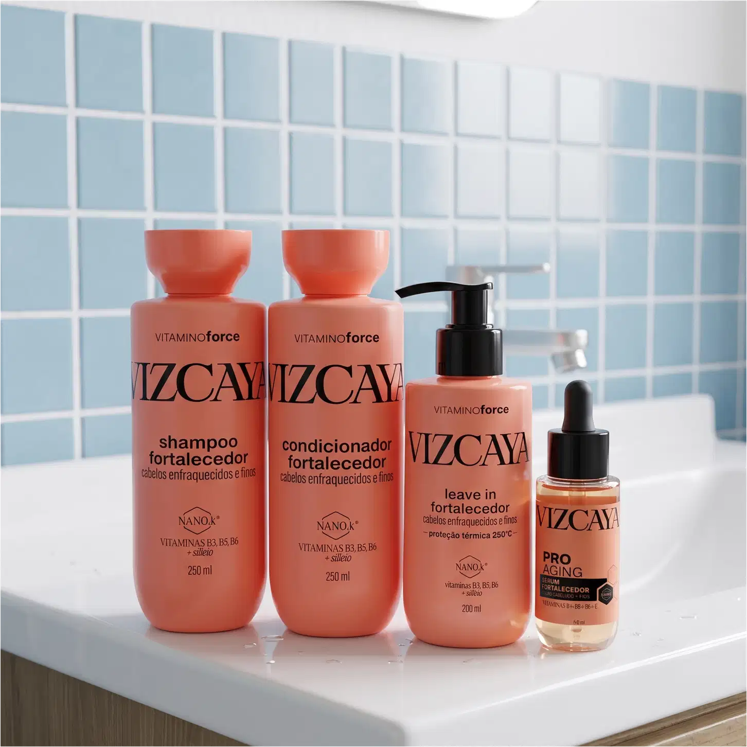 A coleção de produtos Vizcaya incluindo shampoo, condicionador, leave-in e sérum para cabelos, em embalagens de plástico laranja com rótulos em preto, dispostos sobre uma superfície branca com azulejos ao fundo.