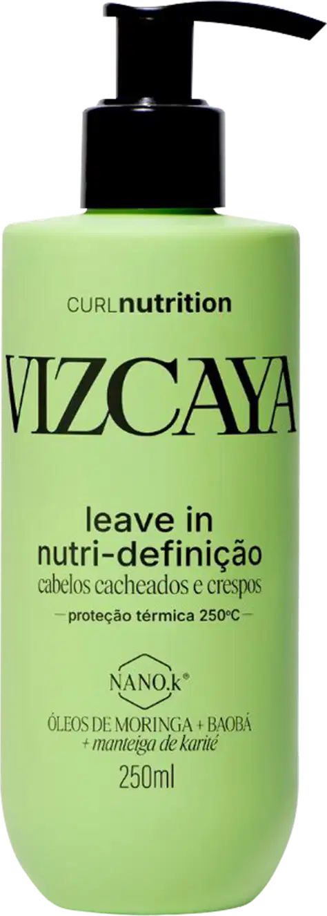 Frasco verde-claro com bomba preta, rotulado como "Vizcaya Curl Nutrition Leave-in Nutri-definição", contendo óleos de moringa e baobá, com proteção térmica de 250°C.