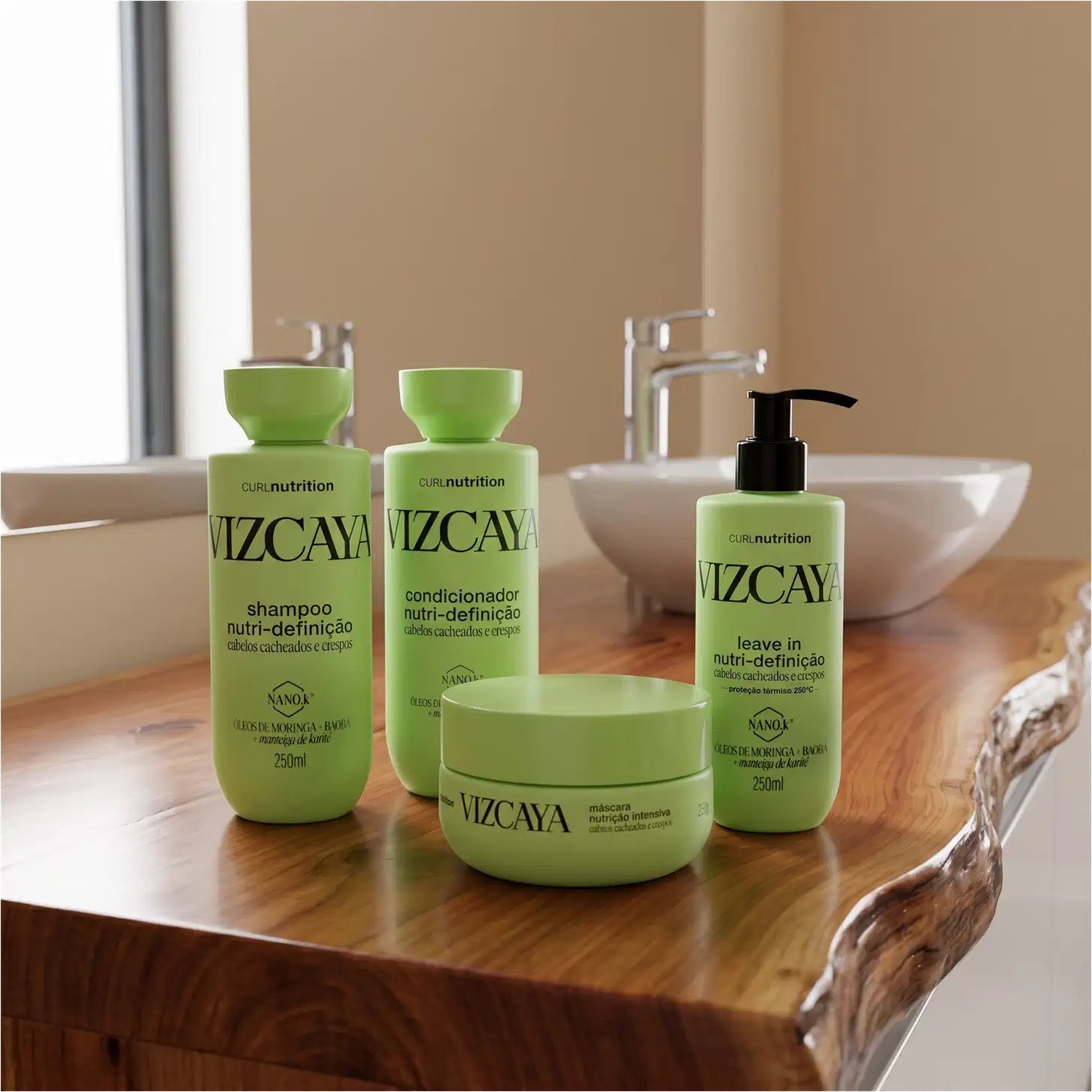 Produtos de cabelo da linha Vizcaya, incluindo shampoo, condicionador e máscara, em embalagens verdes com rótulos destacados. Todos os produtos apresentam a marca "Curl Nutrition" e a promessa de "nutri-definição" para cabelos cacheados e crespos.
