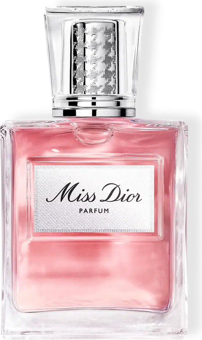 Frasco de item de perfumaria Miss Dior Parfum com líquido rosa, tampa prateada texturizada e rótulo branco com inscrição em preto, sobre fundo branco.