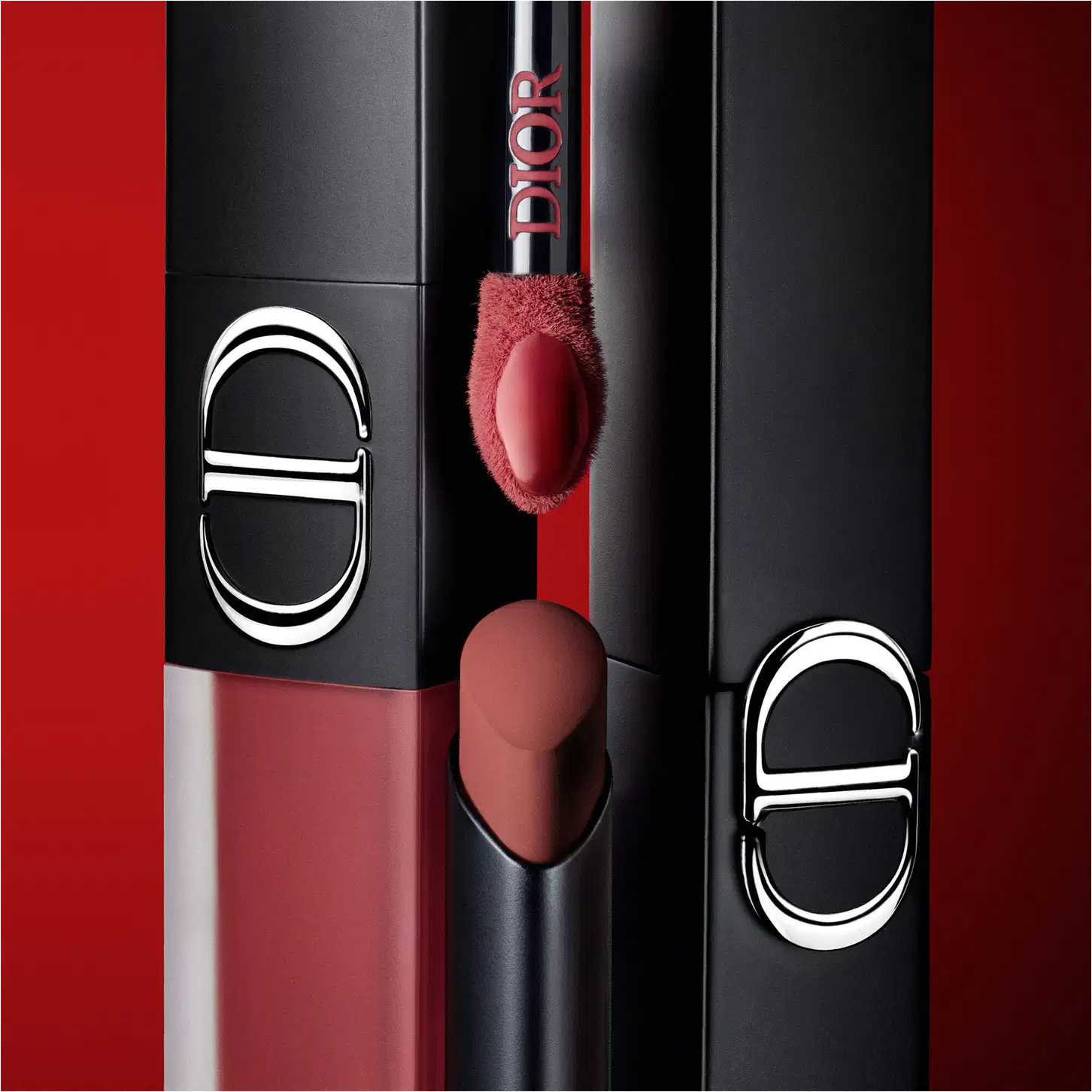 Embalagem preta e vermelha de item de batom da marca Dior, com aplicador de pêlo vermelho e logotipo em destaque.