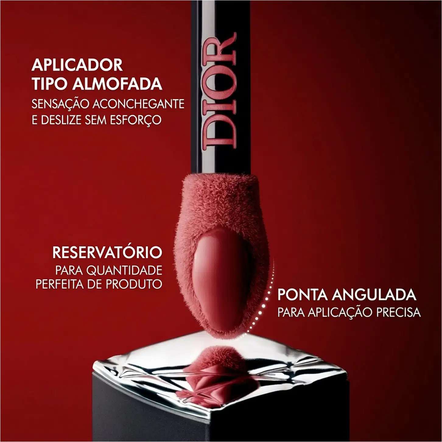 Aplicador tipo almofada da marca Dior com sensação aconchegante e deslize sem esforço, reservatório para quantidade perfeita de produto e ponta angulada para aplicação precisa.