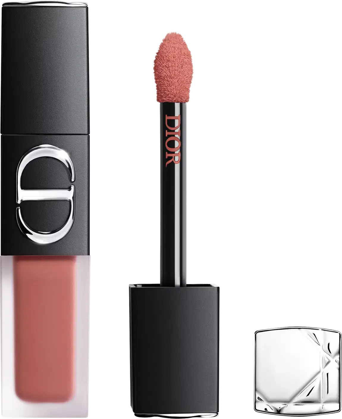 Embalagem preta e prateada de um produto Dior, com um aplicador de maquiagem rosado. O produto é um batom líquido da linha Dior, com a marca Dior destacada na embalagem.